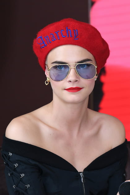 Cara Delevingne en lunettes de soleil aviateur