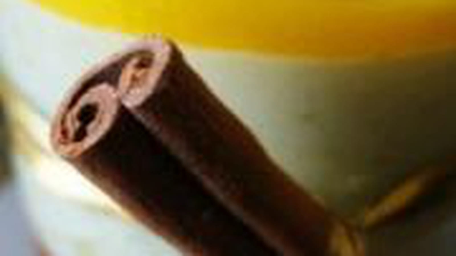 Tiramisu à l'avocat sur baba au rhum coulis mangue