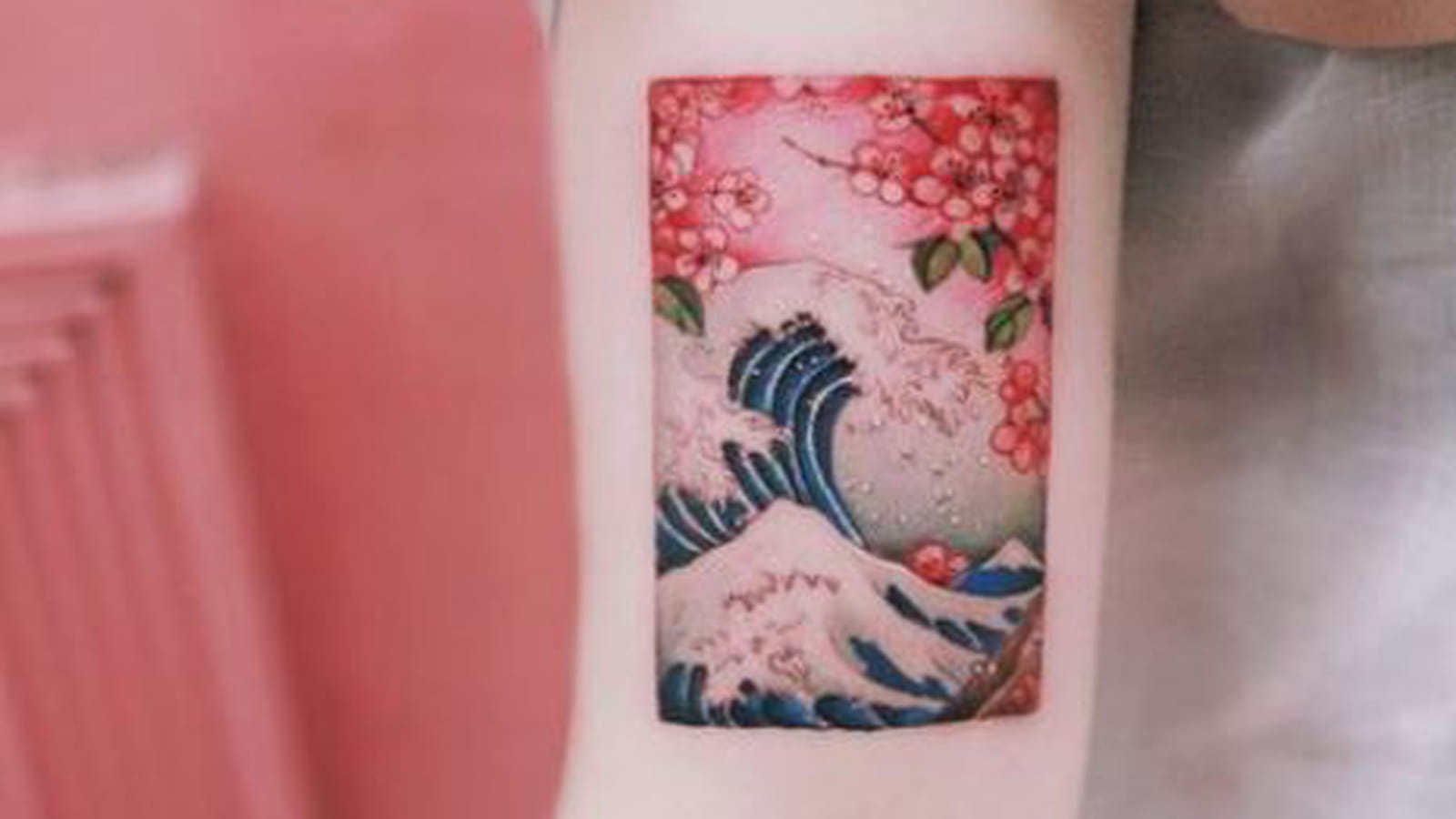 Fleurs de cerisier et La Grande Vague de Kanagawa sur le bras