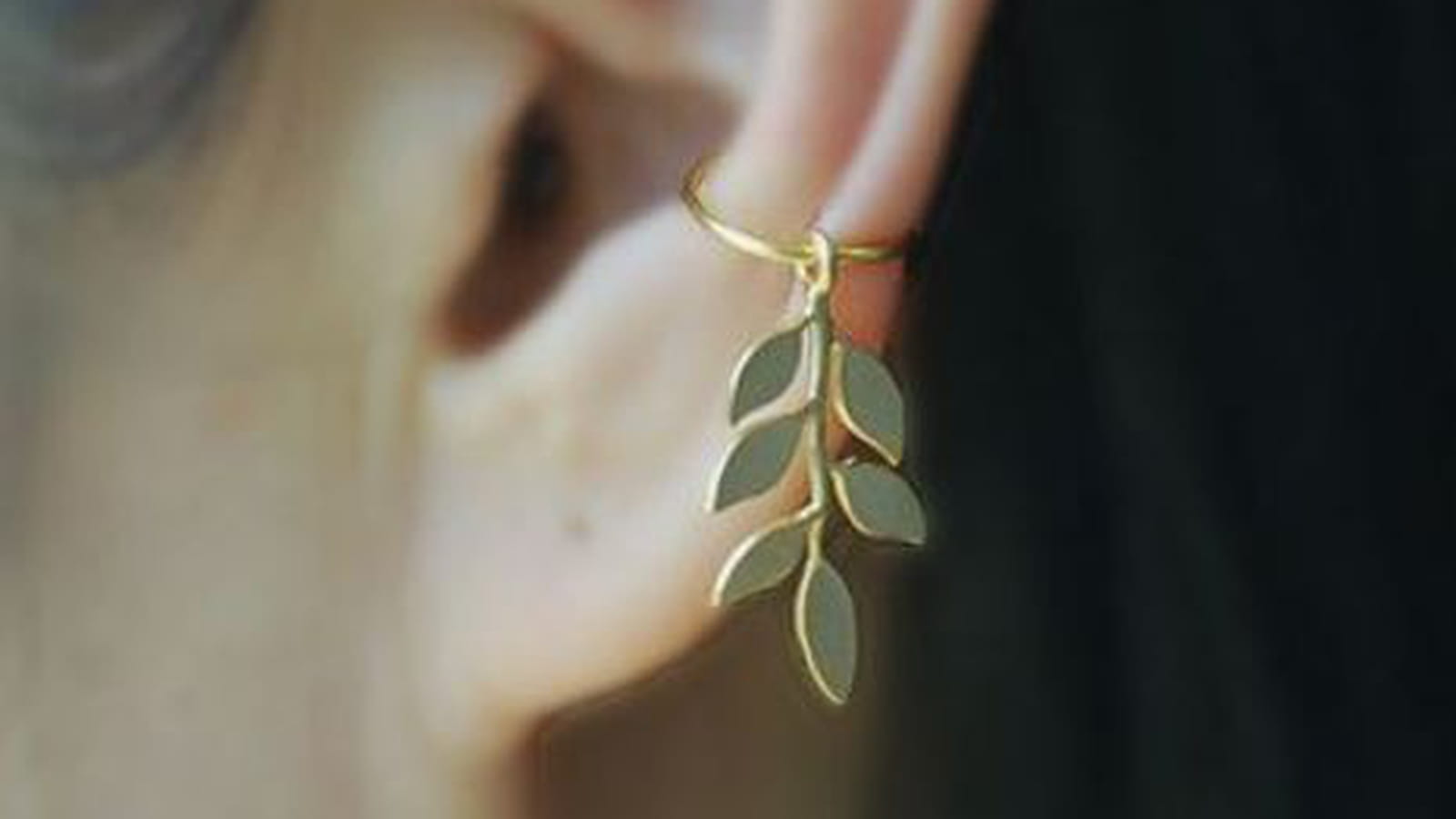 La feuille verte sur le piercing conch