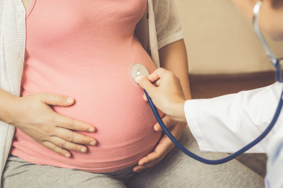 Maternité, le désert : des femmes enceintes portent plainte contre X