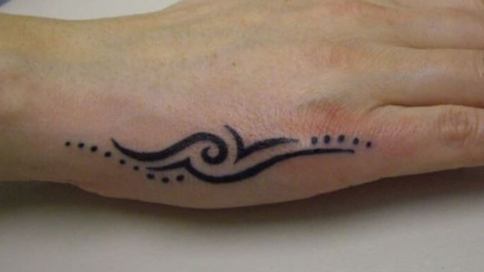 Tatouage tribal sur la main
