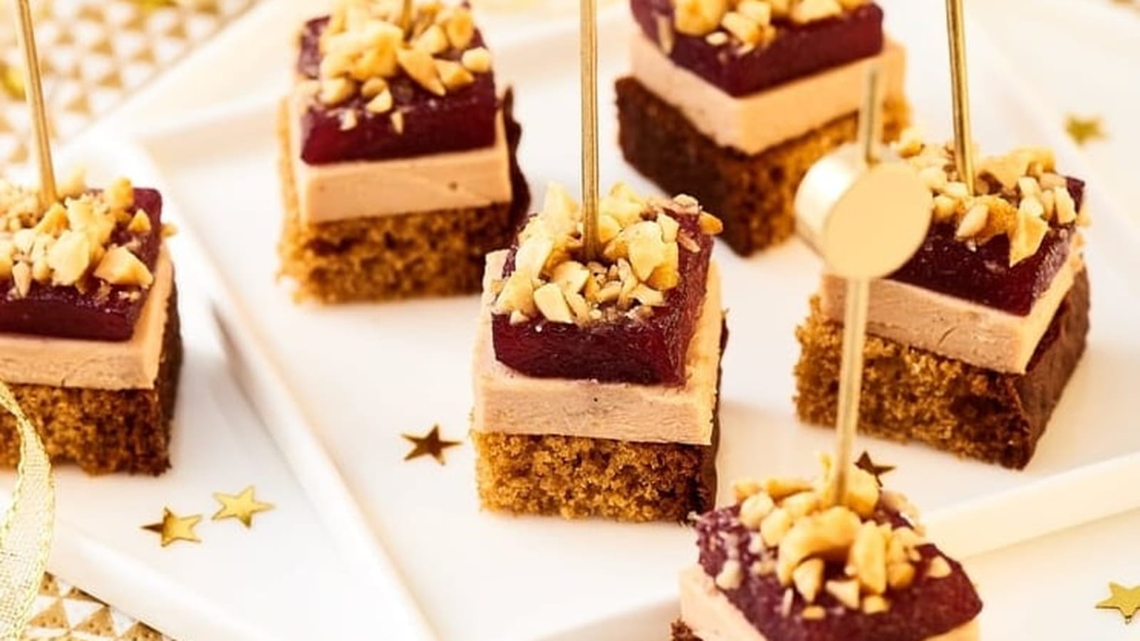 Canapés de foie gras, pain d'épices poivré et poire confite