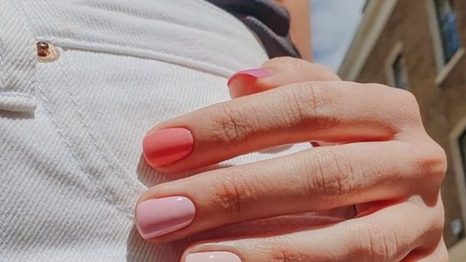 Une manucure multicolore dans les tons roses