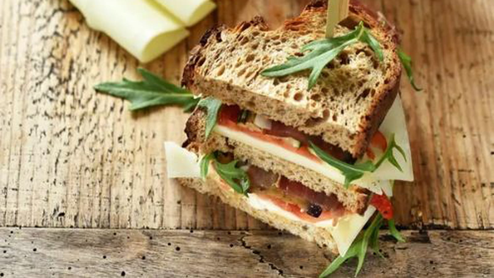 Club sandwich au brebis, légumes grillés et jambon de pays
