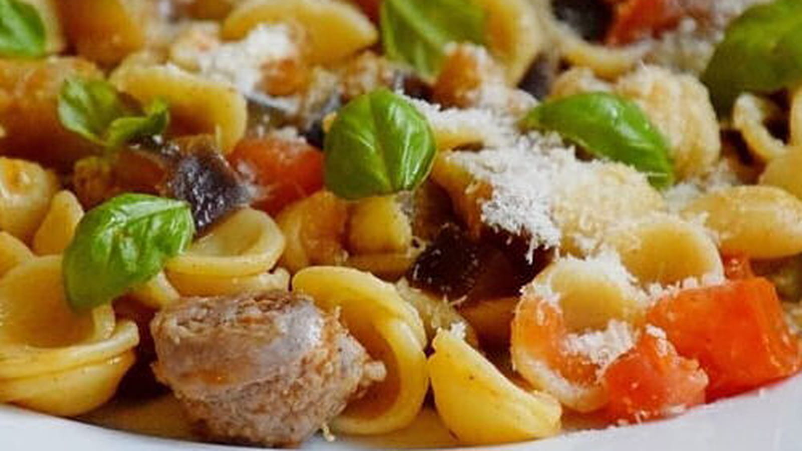 Pâtes orecchiette, saucisse et aubergine