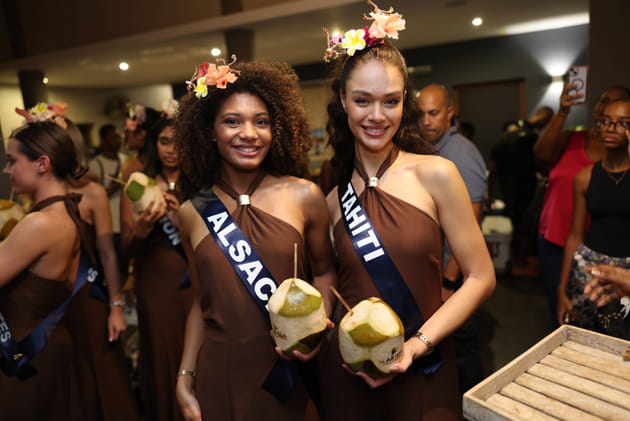 Miss Alsace et Miss Tahiti prennent la pose à leur hôtel en Martinique