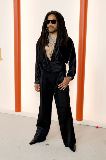 Lenny Kravitz en ensemble en satin drapé noir Saint Laurent et montre Jaeger Lecoultre