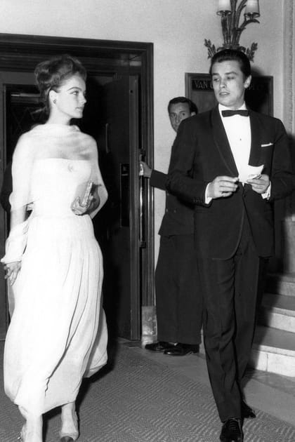 Alain Delon en costume noir et  nœud papillon