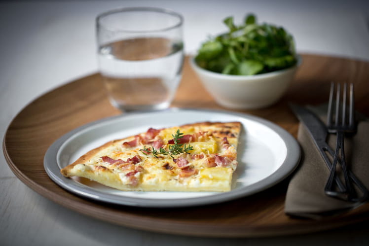 pizza à la crème fraîche et aux lardons-image