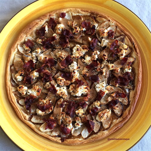 Tarte fine aux pommes, chèvre frais et bacon