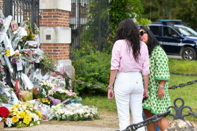 Anouchka Delon découvre à son tour les fleurs déposées devant Douchy