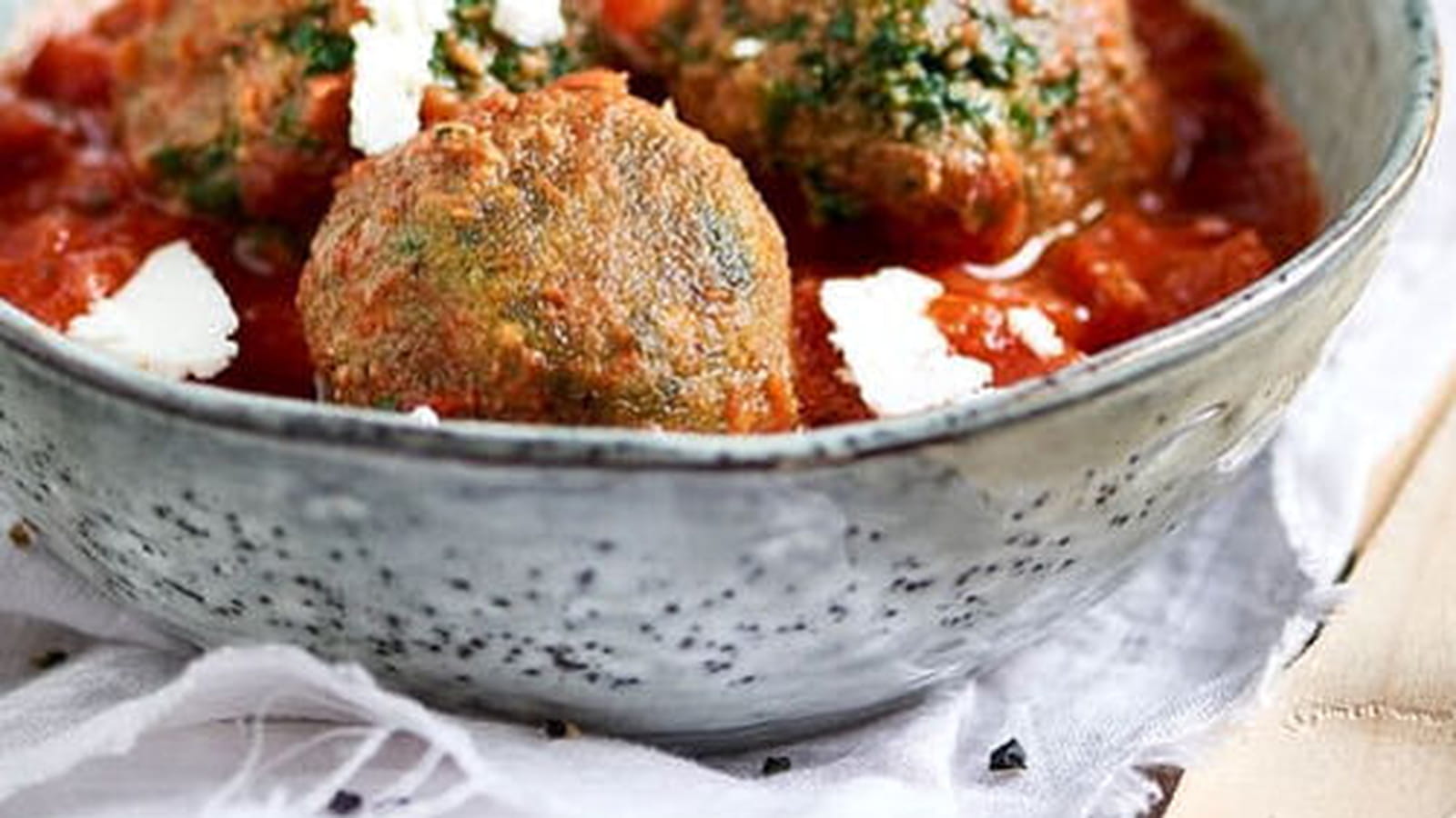 Boulettes d’épinards à la sauce de tomate cerise