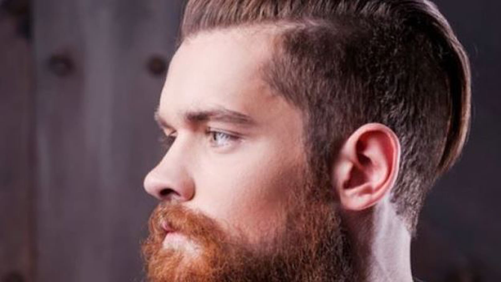 Coupe undercut gominée