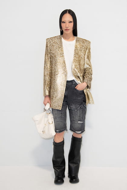 Soo Joo Park en T-shirt blanc et pantacourt délavé déchiré au défilé Givenchy