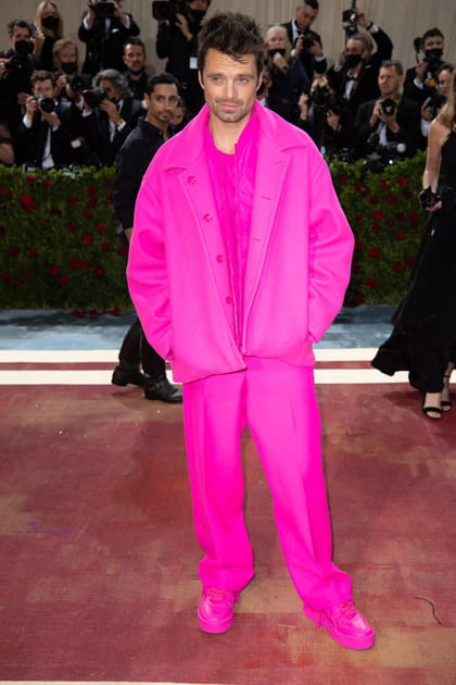 Sebastian Stan dans un ensemble rose fluo