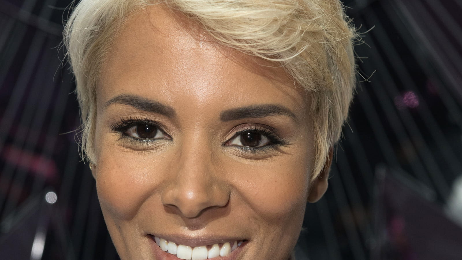 Cheveux courts blonds platine 