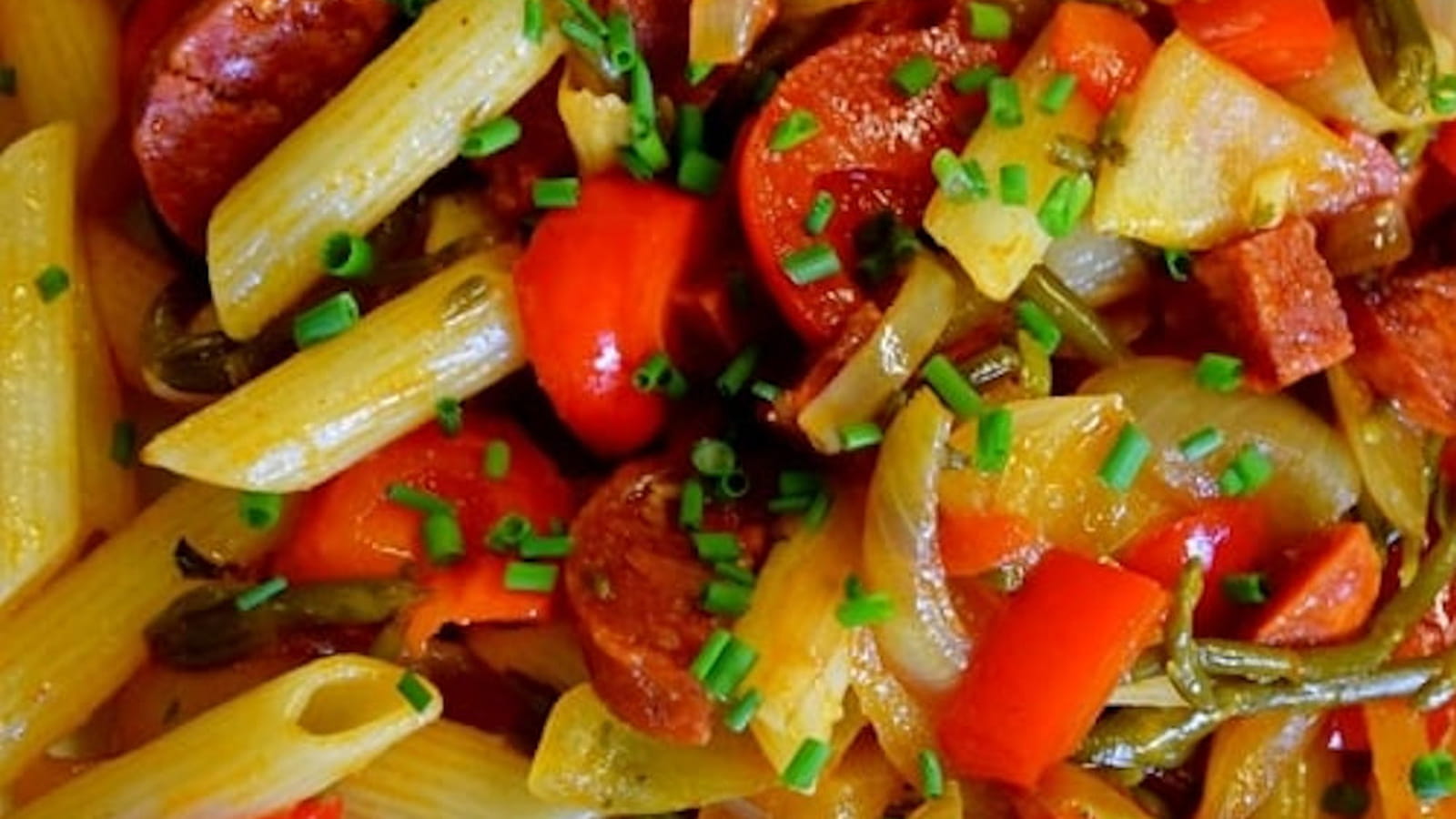 Wok de pâtes au chorizo, poivron et salicorne