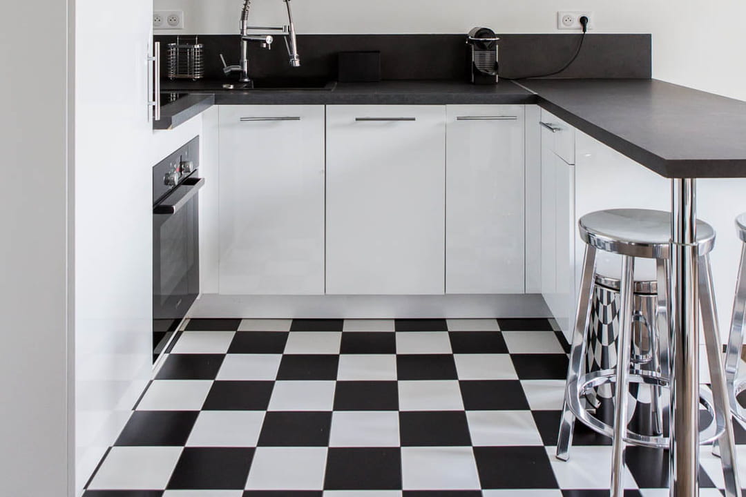 Du carrelage damier noir et blanc en cuisine