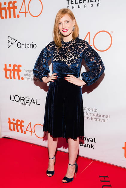 Jessica Chastain en robe en dentelle et velours