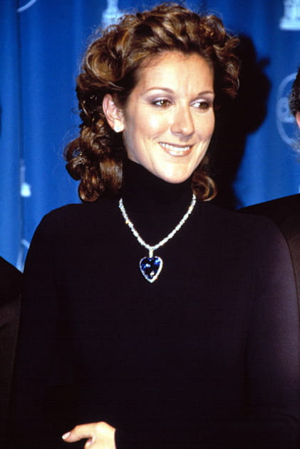 Céline Dion en col roulé avec le collier du film "Titanic"