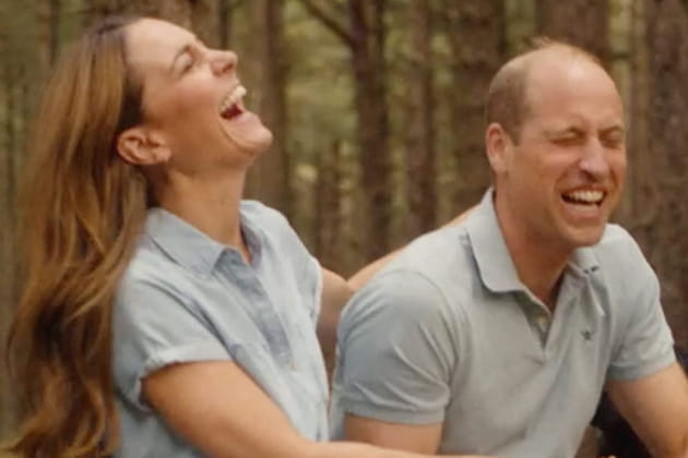 Kate Middleton en robe bleue et baskets blanches