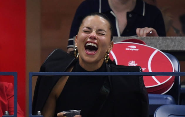 Adriana Lima rit &agrave; gorge d&eacute;ploy&eacute;e