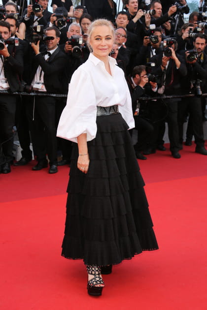 Emmanuelle Béart en chemise blanche et jupe noire