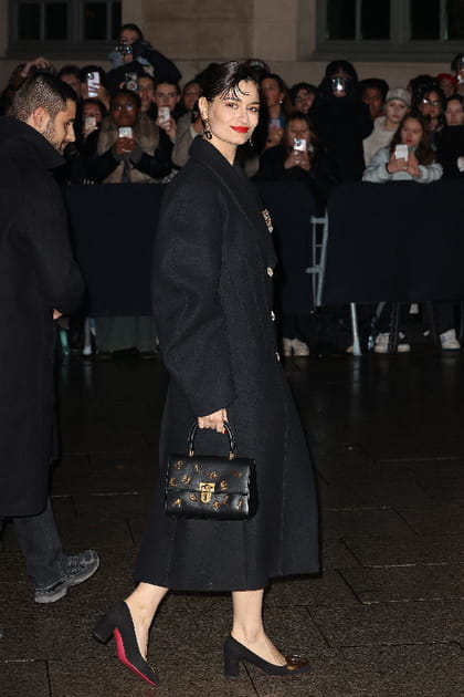 Clara Luciani en long manteau noir &agrave; manches arrondies