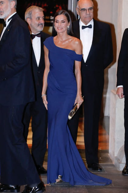 Letizia d'Espagne en robe de soir&eacute;e&nbsp;bleue asym&eacute;trique et pochette en cuir