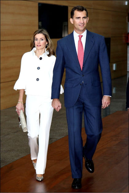 Letizia d'Espagne en blouse blanche &agrave; boutons noirs avec un pantalon droit de costume et des escarpins &agrave; talons imprim&eacute;&nbsp;serpent