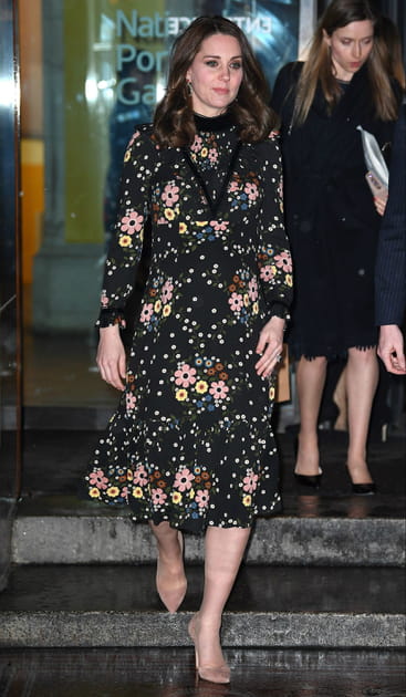 Kate Middleton&nbsp;en robe midi noire &agrave; fleurs et escarpins &agrave; bouts pointus