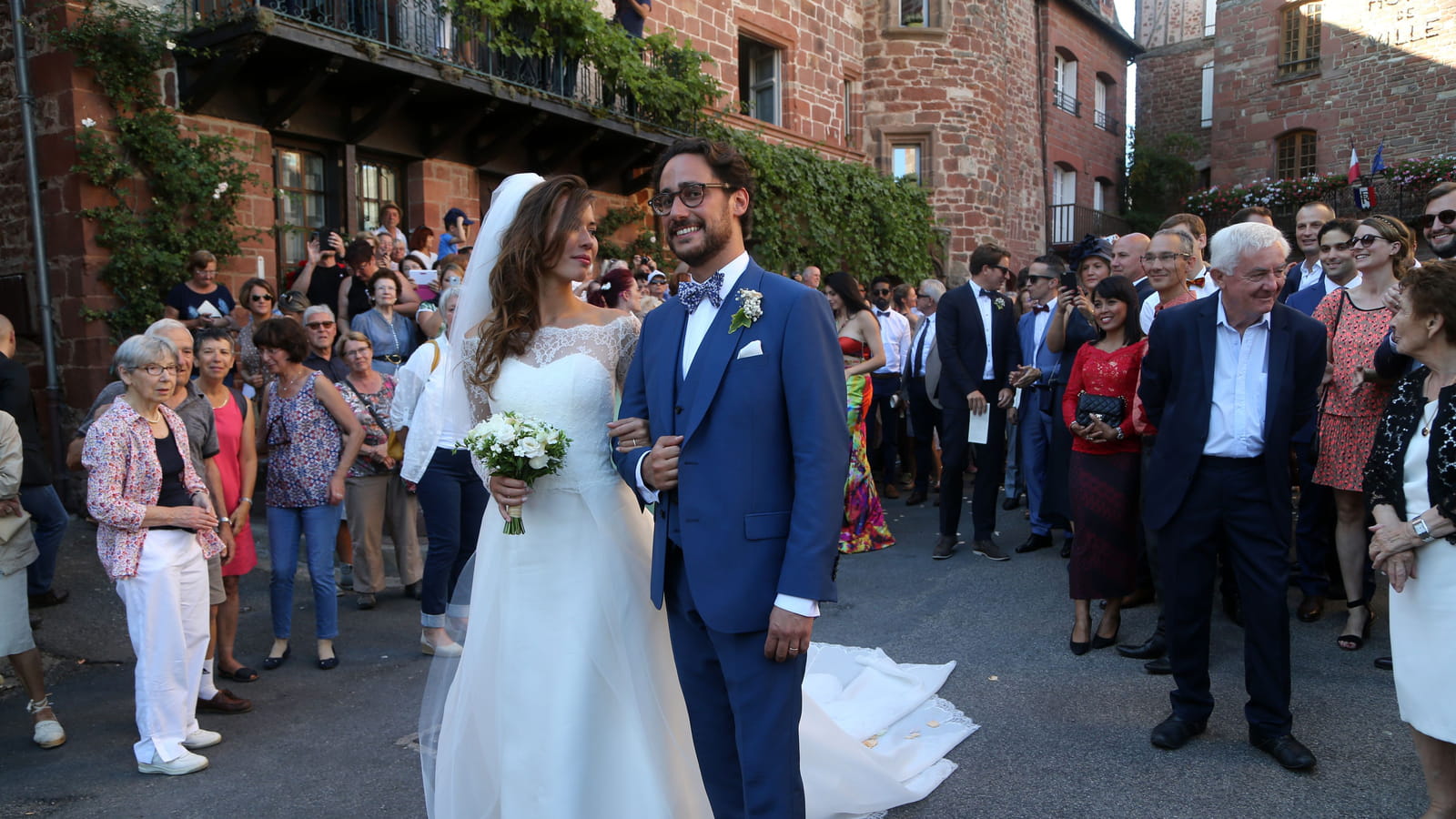 Les mariés défilent dans les rues ed Meyssac