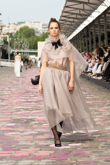 Robe pastel à cape et nœud contrastant aperçue sur le défilé Chanel haute couture