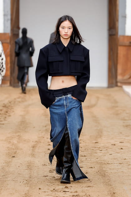 Jupe taille basse et veste cropped aper&ccedil;ues sur le d&eacute;fil&eacute; Stella McCartney