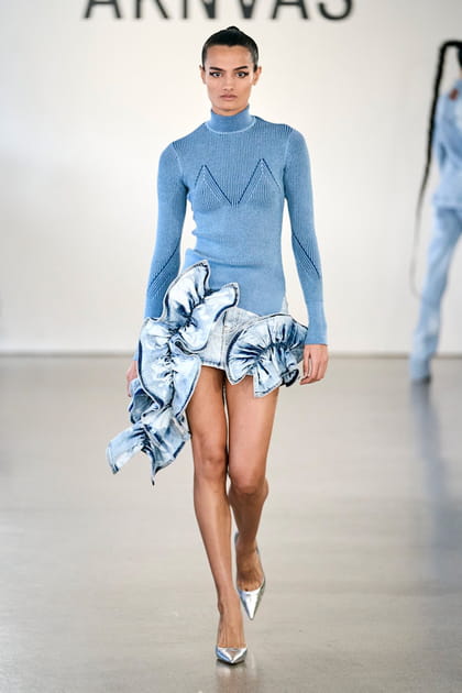 Maille bleue et jupe iris&eacute; aper&ccedil;ues sur le d&eacute;fil&eacute; Aknvas