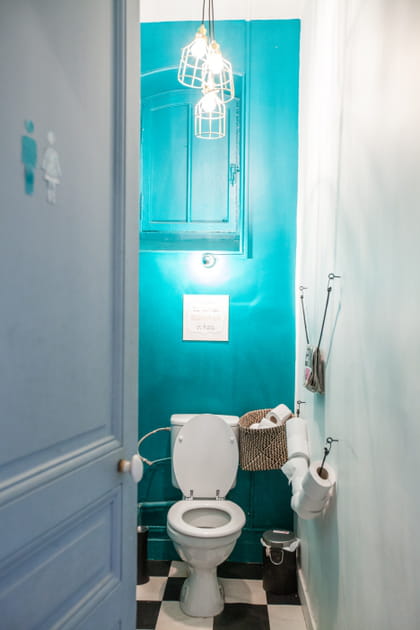 Une guirlande de papier toilette au mur