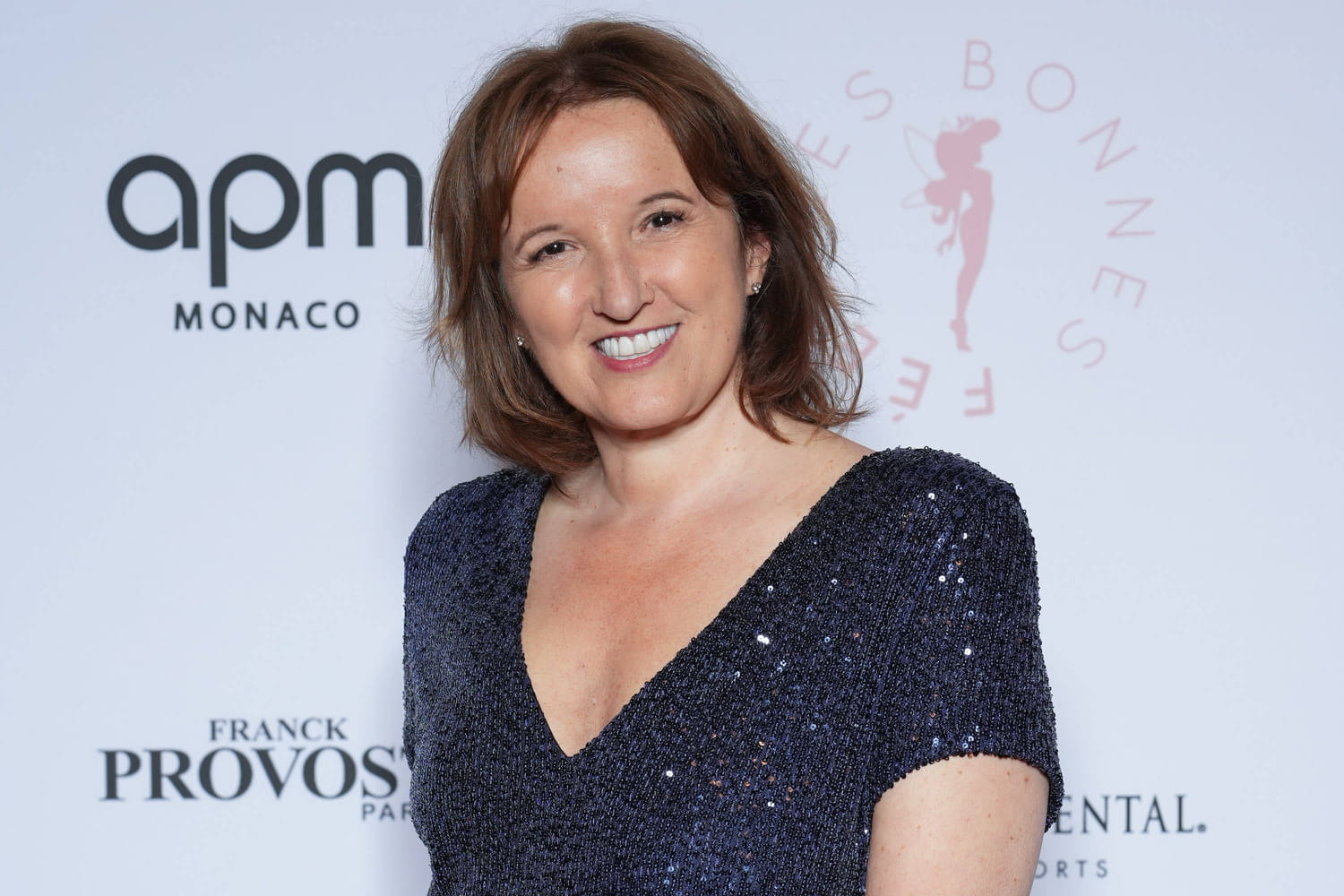 Anne Roumanoff : Pourquoi le rouge, son compagnon, où vit-elle, origine, études... tout savoir !