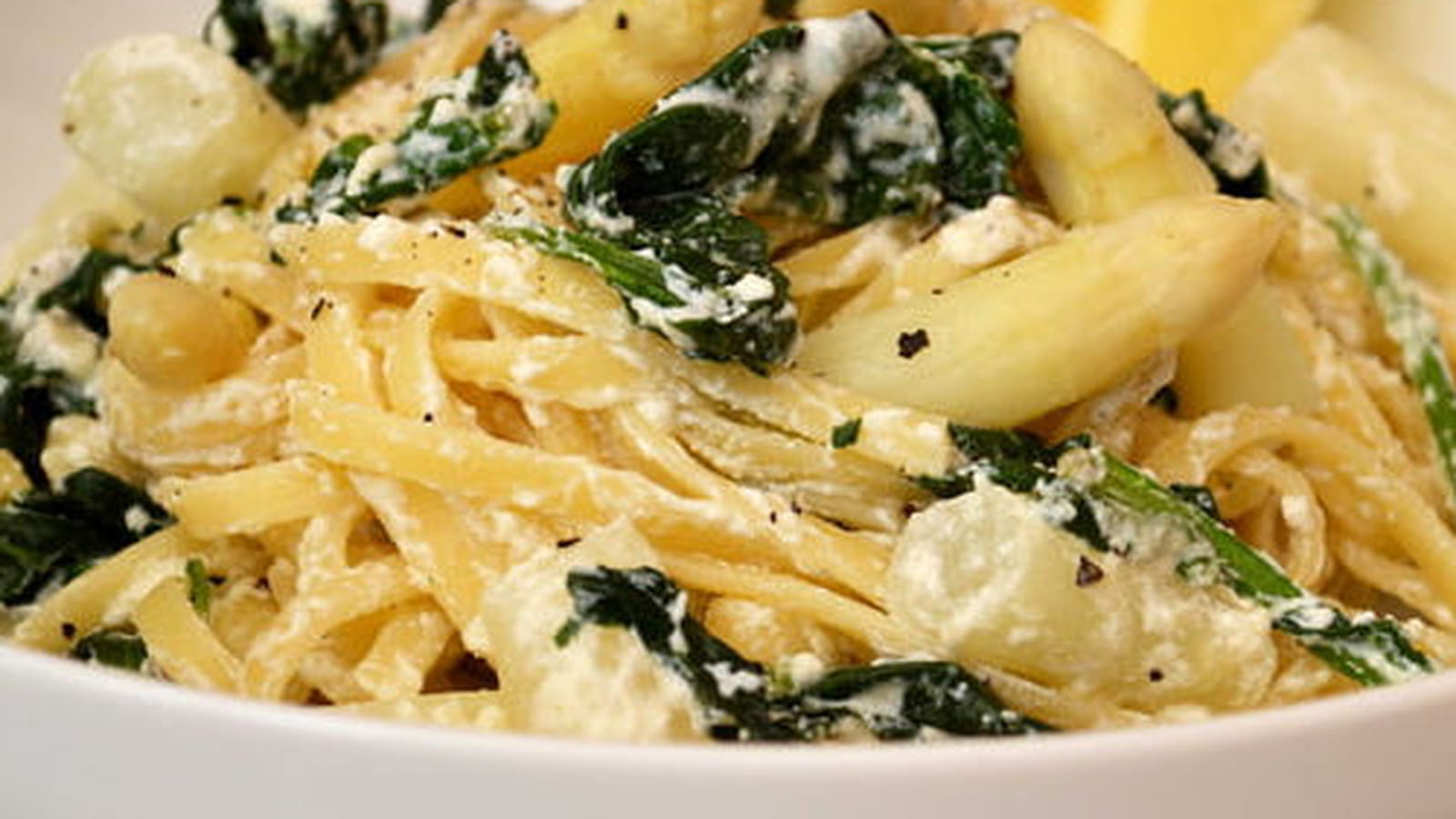Linguine aux asperges blanches, épinards, parmesan et ricotta