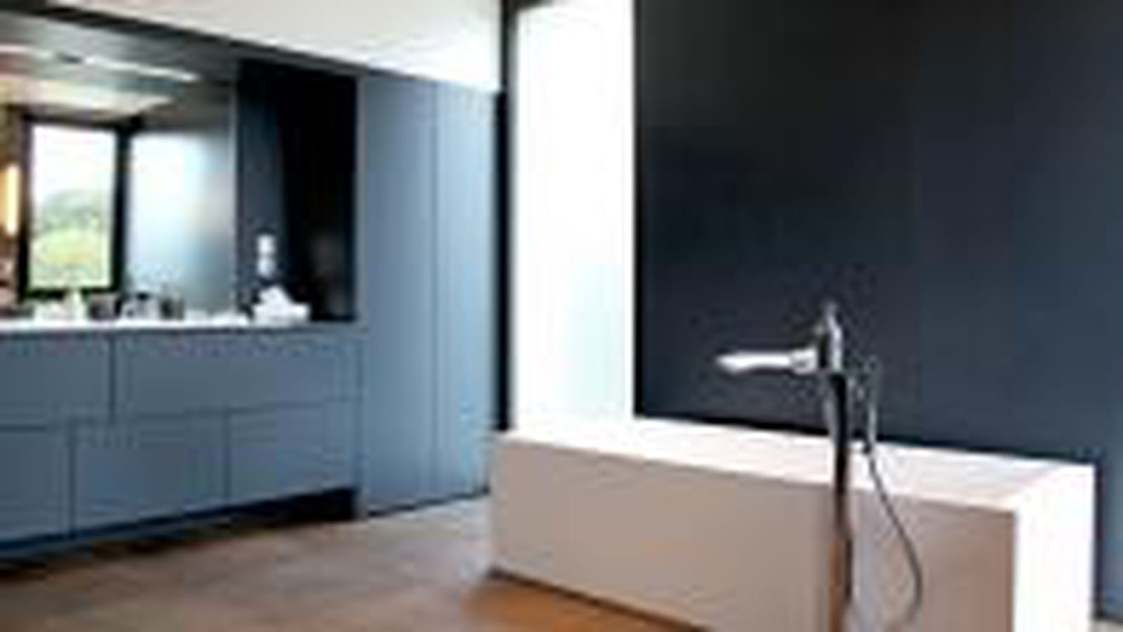 Salle de bains noire