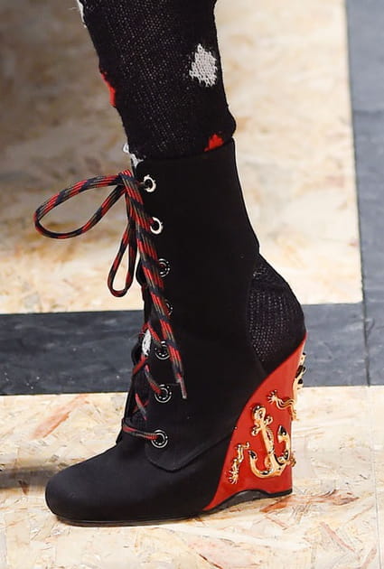 Les boots compens&eacute;e &agrave; talons ancres de bateau du d&eacute;fil&eacute; Prada