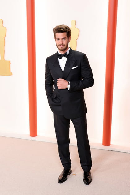 Andrew Garfield en costume noir et nœud papillon Fendi