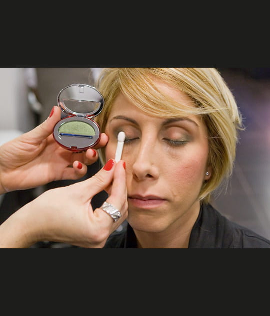 La pose du fard &agrave; paupi&egrave;res kaki