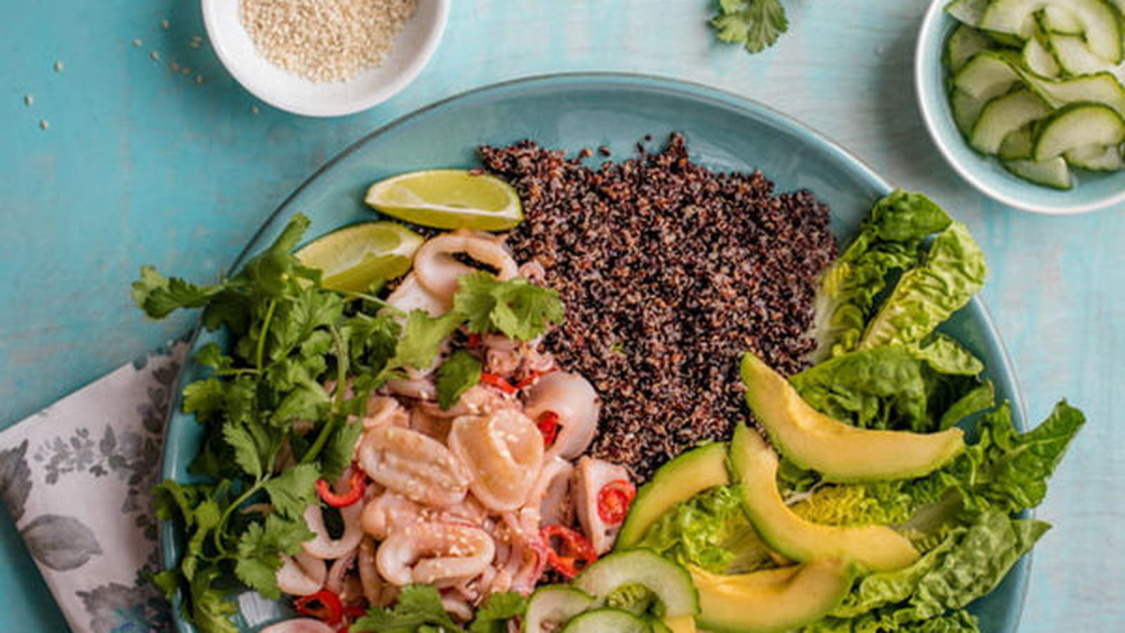 Salade de calamar, concombre, avocat et quinoa