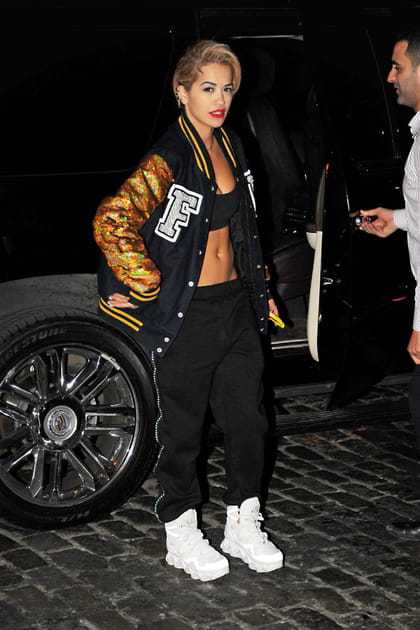 Rita Ora en teddy dor&eacute; et jogging noir