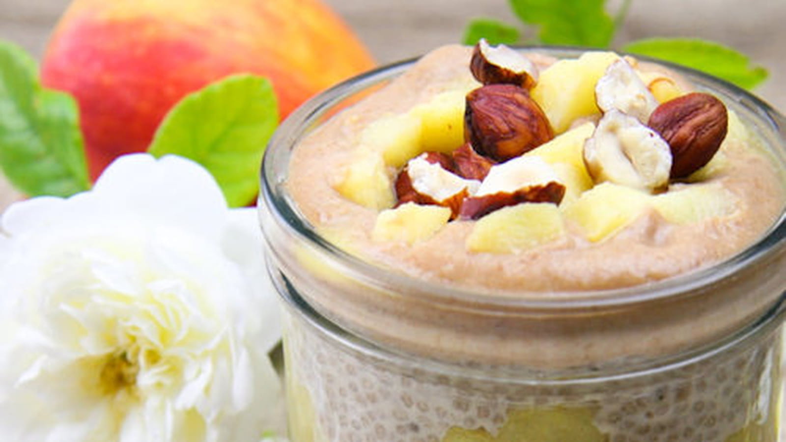 Chia pudding aux pommes et caramel de dattes au lucuma