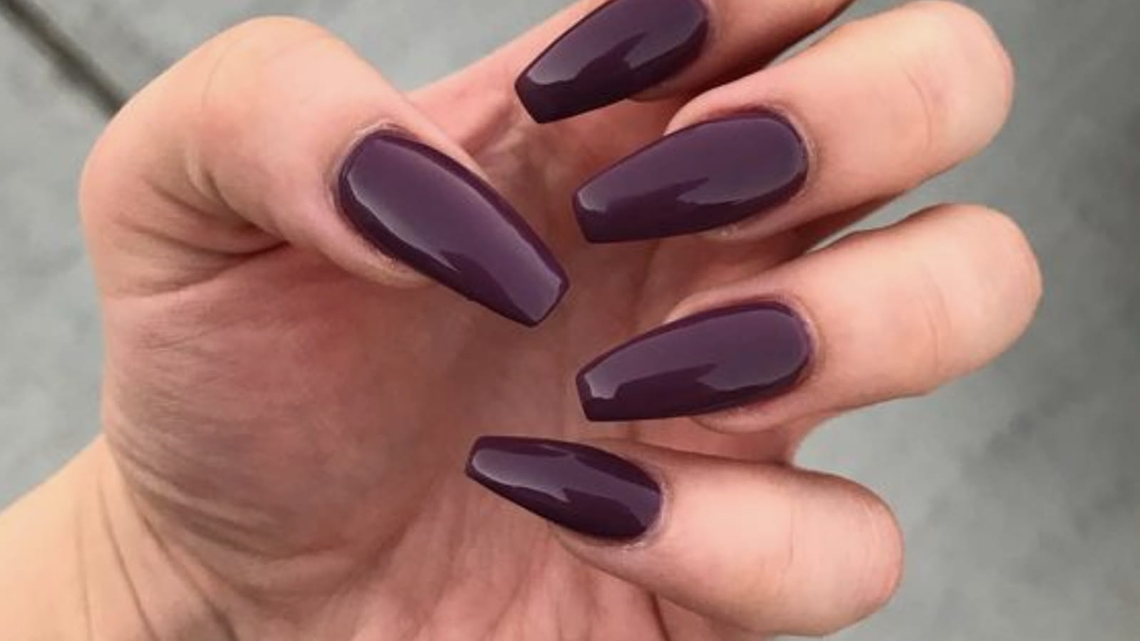 Des ongles ballerine avec du vernis rouge bourgogne