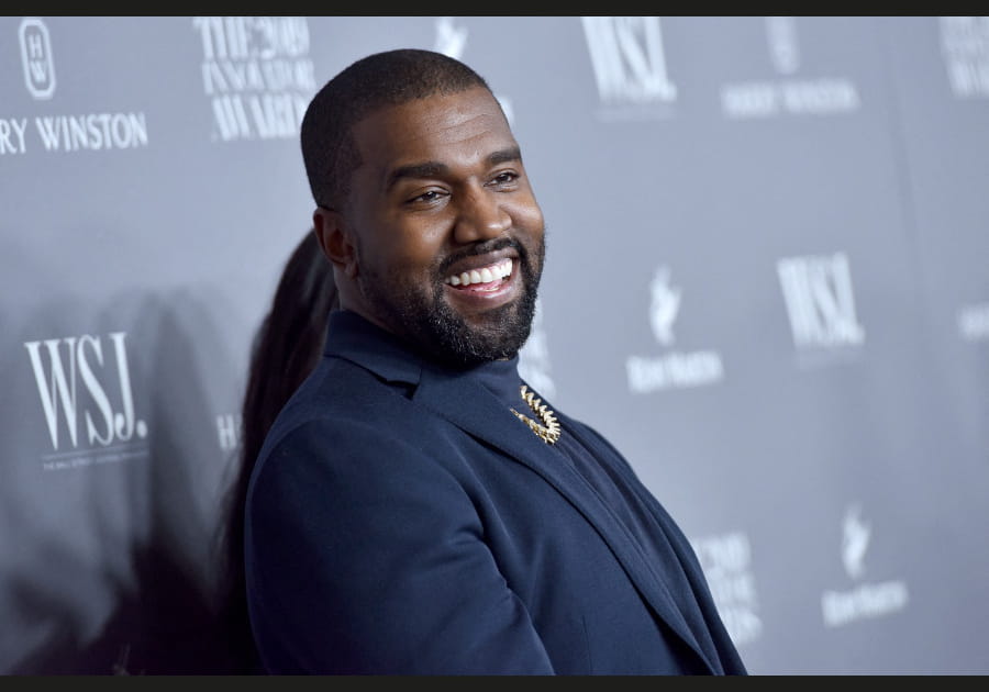 Les cheveux bruns de Kanye West