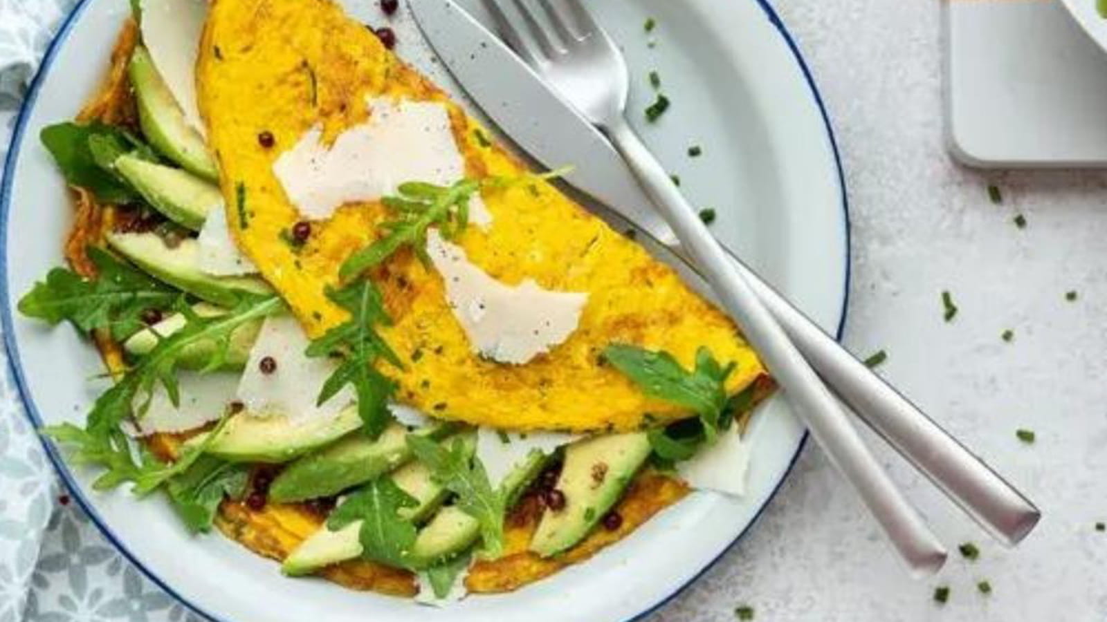 Omelette à l'avocat, au parmesan et aux herbes