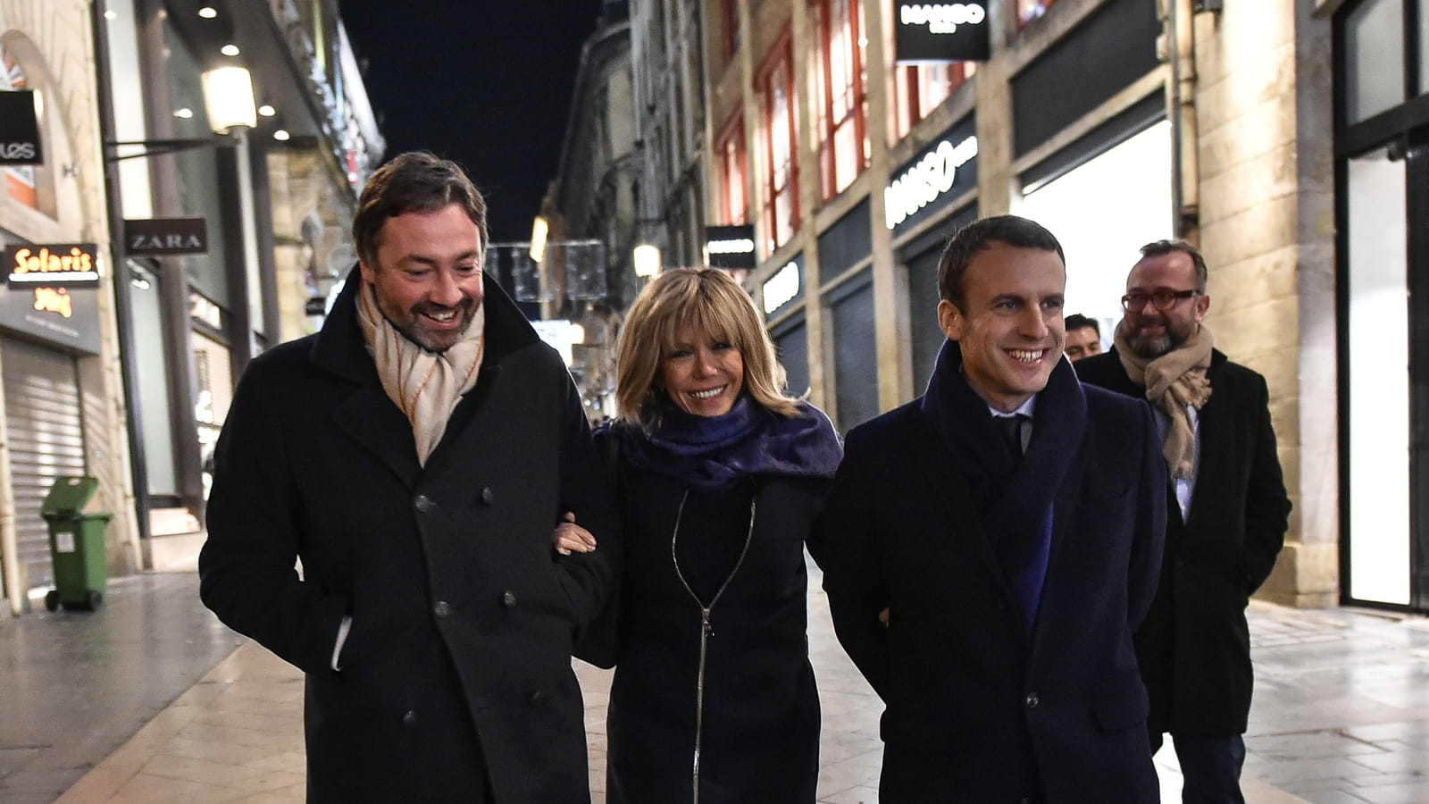 En route pour un meeting à Bordeaux, le sourire aux lèvres